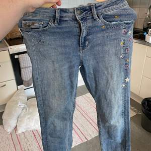 Säljer en superfint Odd Molly jeans i storlek 27 som motsvarar en storlek S. Mycket fint skick, 