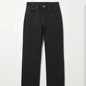Svarta straight jeans från weekday (voyage high straight jeans). Säljes pga har växt ur de. Bra skick men väldigt lite slitningar mellan benen! (KLICKA INTE PÅ KÖP NU FUNKTIONEN!)