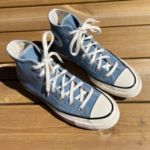 Converse Chuck 70 hi - Ljusblåa Converse Chuck 70 hi i storlek 39. True to size. Använda mindre än 10 gånger. I nästintill nyskick, se sista bilden för litet slitage. Kan hämtas i Malmö! 💖