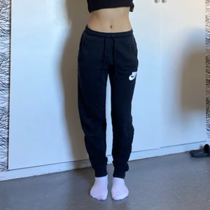 Nike mjukisar  - Välanvända Nike mjukisar i gott skick. Köpt ca två år sedan men kommer tyvärr inte till mycket användning längre.