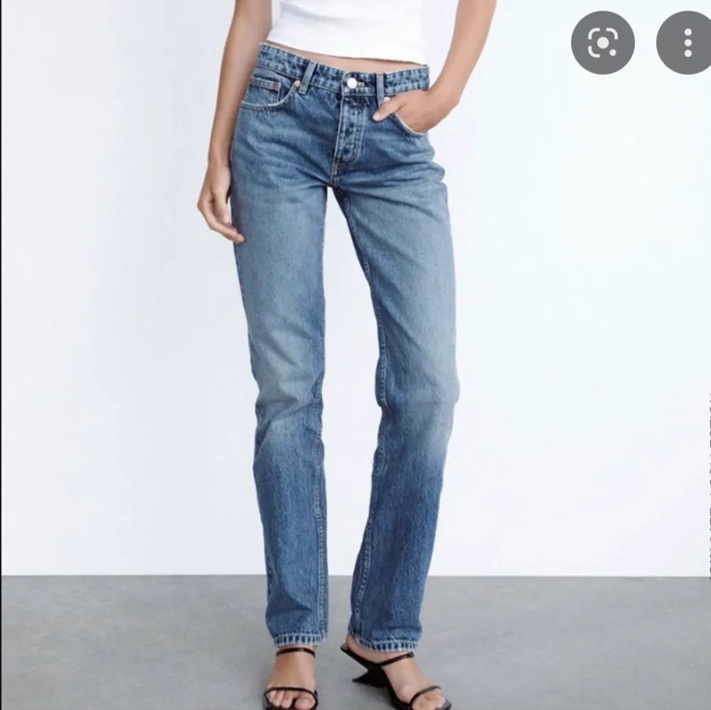 Utsålda blåa jeans från Zara i strl 38. Oanvända och prislapp är kvar på jeansen. Säljer pga för små, passar för både strl 38 och 36. . Jeans & Byxor.