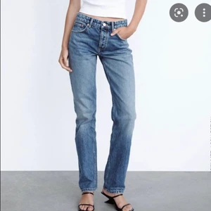 Lågmidjade jeans från Zara strl 38 - Utsålda blåa jeans från Zara i strl 38. Oanvända och prislapp är kvar på jeansen. Säljer pga för små, passar för både strl 38 och 36. 