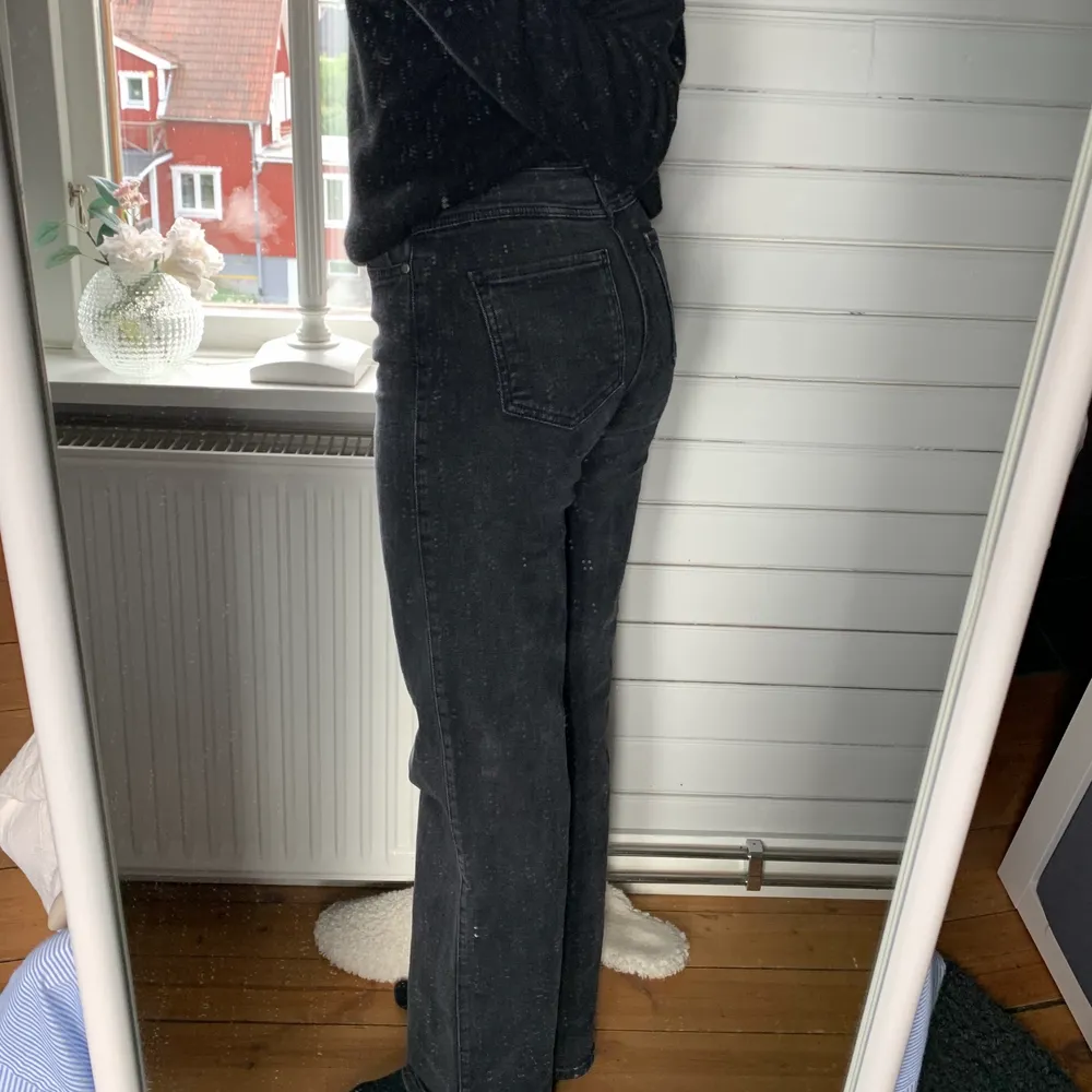 Svarta jeans i en urtvättat nyans från Madlady, storlek 36 och i längden tall!🤍 Gott skick då de inte kommit till användning☺️. Jeans & Byxor.