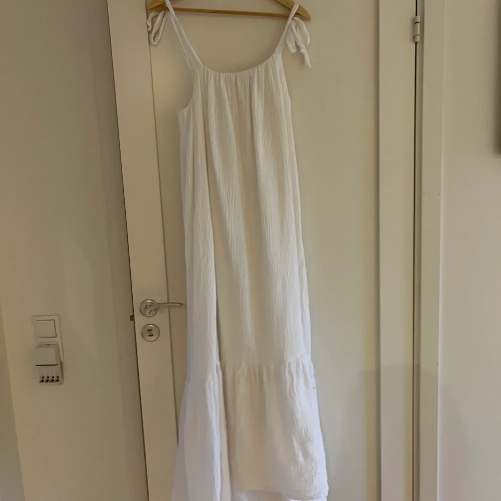 Säljer en superfin långklänning från NAKD x Lojsan Wallin! Säljer pga för lång för mig (bild 2)   Ord pris: 659:-. Klänningar.