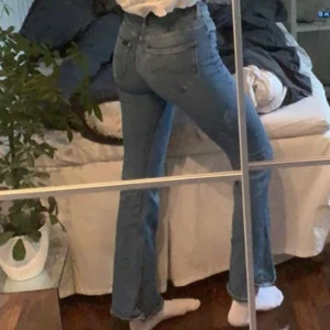 Lee jeans strl W25 L31 - Blå lee jeans i storlek W25 L31. Modellen heter Breese. Var ett av min favorit par jeans. Bra i skick. 