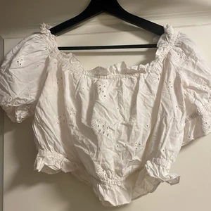 Fin topp - Super söt topp från ginatricot -stl 40 -lite använd  -nypris 299