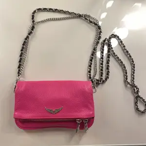 Säljer min rosa zadig väska i den lilla modellen. Super fin. Använd fåtal gånger. Inga märken på väskan utan den ser ut som  ny. 💞 