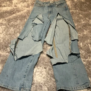 Håliga jeans  - Jätte håliga jeans som har ett hål i under kedjan/sipern. Har ett hjärta och stjärna på back fickorna.