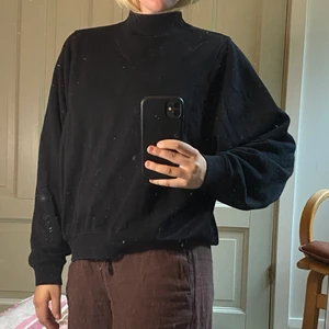 Monki - Svart sweatshirt  - Svart sweatshirt från Monki i storlek S med halv polo. (Min spegel som är smutsig, ej tröjan) 