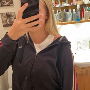 Adidas ziphoodie - Frän ziphoodie från adidas med rosa detaljer. Använd men syns inte, storlek L, säljer då jag inte tycker om passformen då den blir stor på mig🥰 frakt tillkommer 