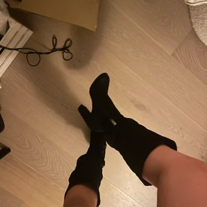Svarta mocka boots - Säljer mina svarta mocka boots i storlek 39. De är i använt skick med lite tecken på användning men inget man ser så mycket. Klackens höjd 9.5