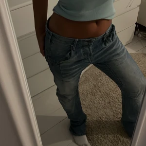 Vintage jeans - Säljer ett par skitsnygga ljusblåa vintage jeans, så himla snygg tvätt! Jag är vanligtvis 36-38 i jeans och dessa sitter ändå oversize skulle jag säga! Väldigt långa för mig som är 175! ☺️
