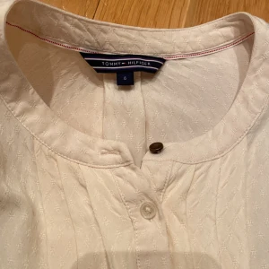 Blus Tommy Hilfiger - Jättefin cremevit blus från Tommy Hilfiger, knappt använd. Fantastisk kvalitet. Fint vävt tyg som glänser lite när blusen är struken. Nypris ca 700 kr. 