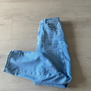 Ginatricot byxor ❌oanvända❌ - byxorna är i storlek 34! Och kostar 500kr i butik så start pris blir 250 kr. Buda går. Kommer ändå inte kunna använda dem då dom inte passar mig. Så jag tänkte att någon annan själ kan ha bättre nytta av dem.  Vill ni veta mer så kontakta mig!