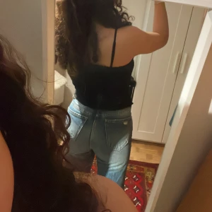 mom jeans - fina mon jeans köpta på bershka i spanien. sitter jättefint 💕 storlek 34 men passar mig som brukar ha S / 36 jag är 165