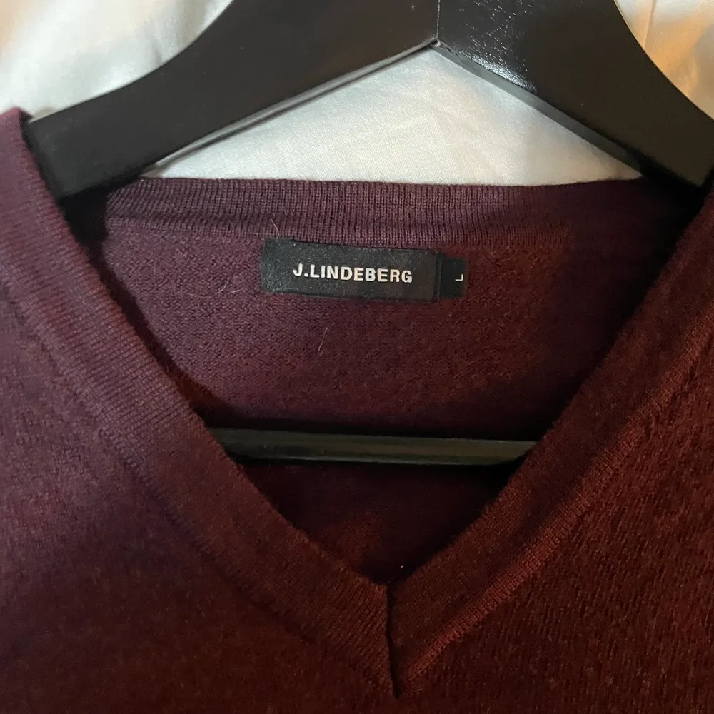 en snygg stickad J.Lindberg tröja som är i 10/10 skick. säljer för att den är för liten. tröjan är L men passar typ S och M. pris kan diskuteras. . Stickat.