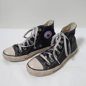 Converse i skinn - Ett par Converse i vad jag tror är fuskskinn. Jättefint skick. Storlek 4, vilket ska motsvara 36.5/37 🌿