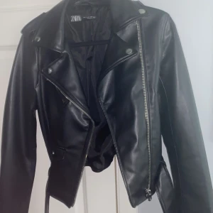 Skinnjacka  - Jättefin jacka från zara. Köptes förra hösten och använd typ två gånger. Nypris 499