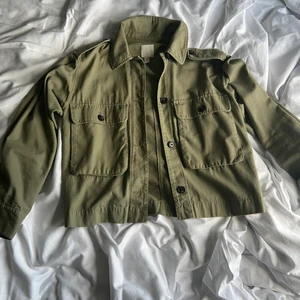Hm militärjacka - Hm militärjacka i stl XS (oversized), ganska använd men i fint skick, 150 kr