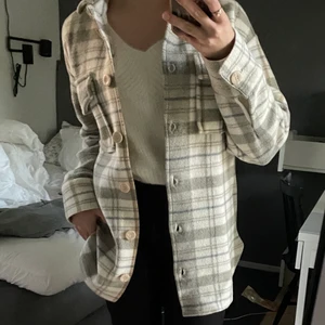 Skjort kappa/kappa - Säljer denna fina skjortkappan/kappan kappAhl i storlek xs då jag har flera liknande så denna kommer inte till någon användning. Den e använd någon enstaka gång men har tvättats en gång så den är i bra skick😊Nypris: 500kr Mitt pris: 250kr + frakt.