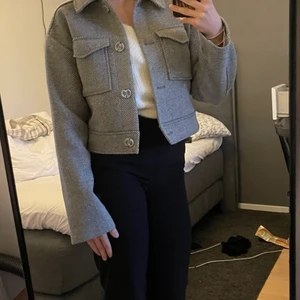 Croppad jacka  - Säljer denna mörkgrå ”randiga” croppadde jackan från lindex i storlek xs. Använd en gång så i ny skick, finns en knapp på insidan ifall någon skulle lossna. Perfekt nu till hösten när det börjar bli kallare💕 Säljer för 300kr + frakt. Kan även mötas upp.