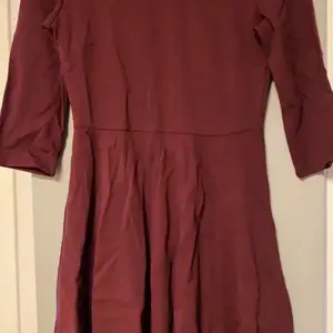 Vinröd klänning från Gina tricot Använd vid enstaka tillfällen. Fint skick 