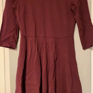 Vinröd klänning  - Vinröd klänning från Gina tricot Använd vid enstaka tillfällen. Fint skick 