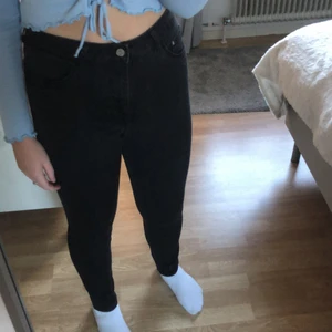 Jeans  - Svarta jeans ifrån hm. Storlek 31/32. Köparen står för frakten!💜