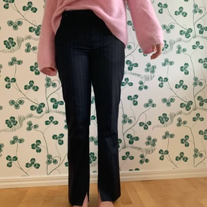 Kostymbyxa leveteroom - Marinblå/vit stripiga kostymbyxor i 44% ull 🐏 från det danska märket leveteroom. Favvobyxan men den passar inte längre. Inköpta hösten 2021 till ett pris på ~1200 kr. Sitter mid waist och har en slitt längs ner vid insidan av smalbenet. Finns en liten brun fläck på vänster bakben som knappt syns (dm för bild!!). Fickor fram och ”fake” fickor bak! Jag står för frakt. 💌