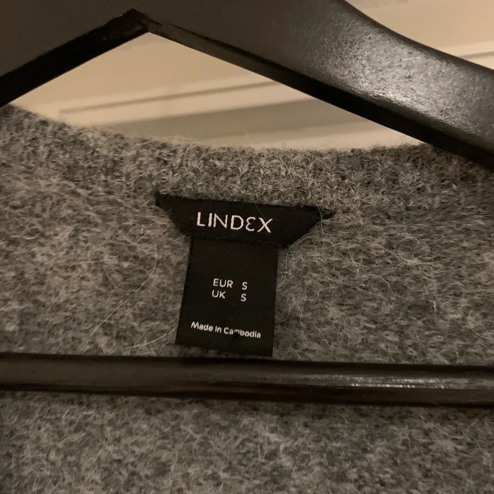 Jättemysig populära grå stickad från Lindex! Använd 2 gånger och aldrig tvättad, så bra skick! Nypris runt 400, buda!!🫶🏼💕. Stickat.