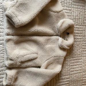 Intersport teddyjacka 152 - Teddyjacka med dragkedja fram är i nyskick. Säljes på grund av för liten.