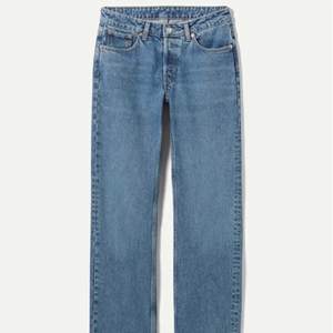 Tryck inte på köp nu ❗️ Jätte snygga jeans från weekday. Modellen wide low waist och sitter så fint. Använda men i fint skick 💕 