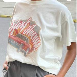Djerf Avenue T-shirt, strl M. Nypris 799kr, säljer för 300 eller bud. Tvättat 3 ggr. 💕