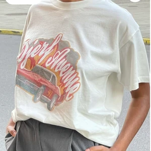 Djerf avenue t-shirt  - Djerf Avenue T-shirt, strl M. Nypris 799kr, säljer för 300 eller bud. Tvättat 3 ggr. 💕