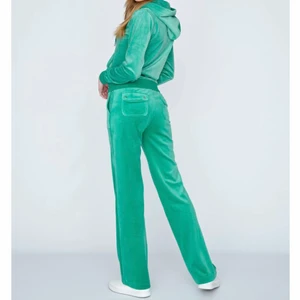 Juicy sett - Grönt juicy couture sett som sälj den det inte kommer till användning. Det är i bra skick då det knappt har använts. Tröjan är i storlek S och byxorna i storlek M. Kom privat för fler bilder eller frågor🤩💕