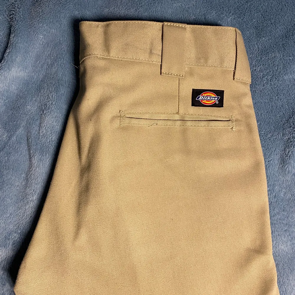 Beiga dickies slim straight carpenters i storlek 32/32. Sitter dock som 30/32. Bra skick, endast använda 3 gånger. Öppen för bud. Köpare står för frakt. Farkut & Housut.