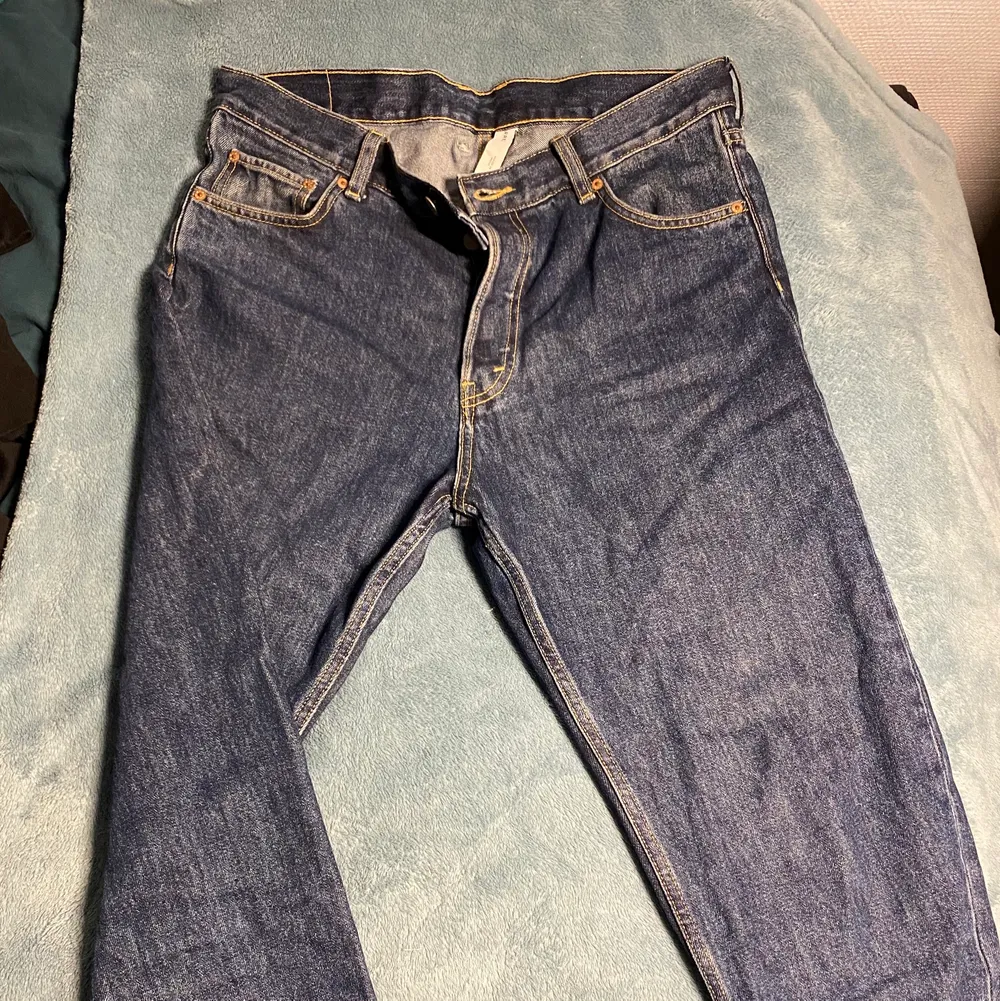 Weekday barrel jeans i mörkblå färg, storlek 30/30 sitter TTS. Bra skick. Öppen för bud, köparen står för frakt.. Jeans & Byxor.