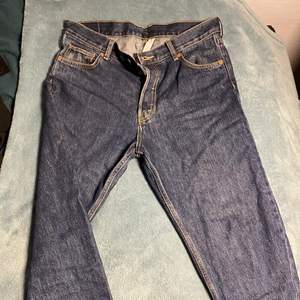 Weekday barrel jeans i mörkblå färg, storlek 30/30 sitter TTS. Bra skick. Öppen för bud, köparen står för frakt.