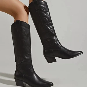 Boots  - Skitsnygga cowboy boots, jättesköna att gå i! Passar storlek 38-39, klacken är 7 cm 