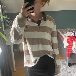 Mysig sweatshirt 🤎 - Säljer min mysiga randiga sweatshirt då jag har för många😁 Den är köpt på secondhand men är i ett toppskick⭐️ Köapren står för frakten💗💗