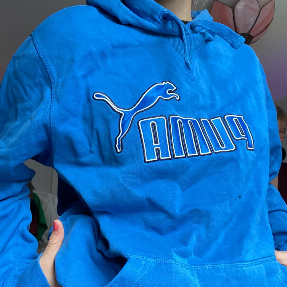 Skitbekväm blå Puma hoodie den har en liten svart färg fläck på framsidan men den syns knappt annars i perfekt skick. Säljer då jag inte riktigt använder Hoodies längre<3. Hoodies.