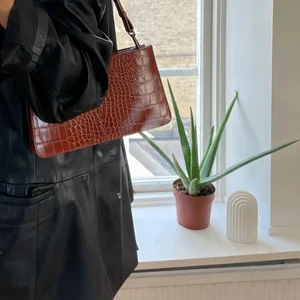 Shoulder bag / Baguette i Läder från & Other Stories - Säljer min kära axelväska i läder från & Other Stories 🥰Ser ut och känns precis som dagen jag köpte den (dunderkvalité med andra ord). Nypris 1350 kr! 