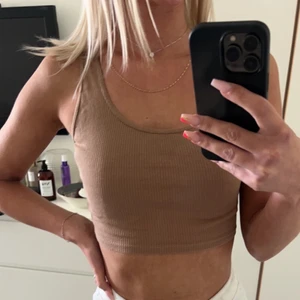 Topp från Gina tricot  - Brun topp från Gina storlek 34