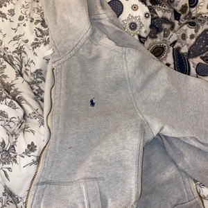 Ralph loren (polo) - Nästan Aldrig använd pga för stor. Bra material och är i bra skick. Ord pris 900kr ny pris 350kr