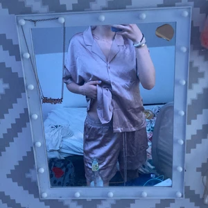 Pyjamas set - Pyjamas set i satin från lindex i nyskick, aldrig använt.  Storlek medium i en kall pastelrosa färg och skänt material, supergullig men använder aldrig och säljer därför. Köpt för 399:- säljer billigare