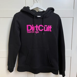 Dirtcült hoodie - Säljer en hoodie från Dirtcült då den inte används. Använd men i mycket fint skick. Den är i storlek XL men sitter som en M.  Köptes för 699kr och jag säljer den för 350kr. Köparen står för frakt. 