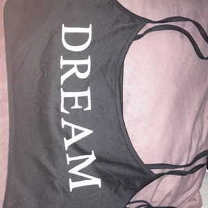 Topp/Tröja storlek S -  Det står Dream på den väldigt skön inte sönder inte används ofta svart och vit Topp