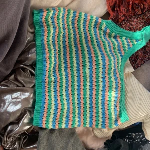 Stickad topp -  säljer jättefina stickade topp ifrån Zalando helt oanvänd one shoulder inga defekter och den är storlek M men den sitter som en S