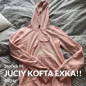 Juicy kosta Rosa - Denna kofta är köpt på raglady, denna koftan i ny pris kostar 1 599 på grund av att det är en gammal kollektion men jag säker för 400 för vill bli av med den. Mennn den sitter som M/S