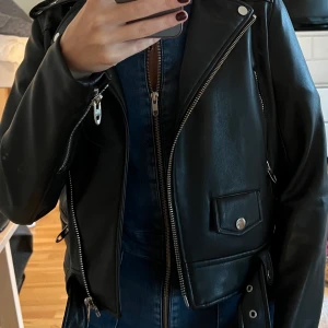 Skinnjacka - Croppad skinnjacka från Zara helt oanvänd. 